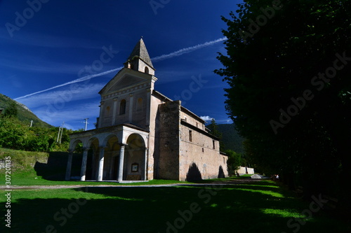 The parish church of Saint-Jacques-le-Majeur (16th - 18th century) was classified as a historical monument in 1932. Its square belfry, late Romanesque, is surmounted by a pyramid