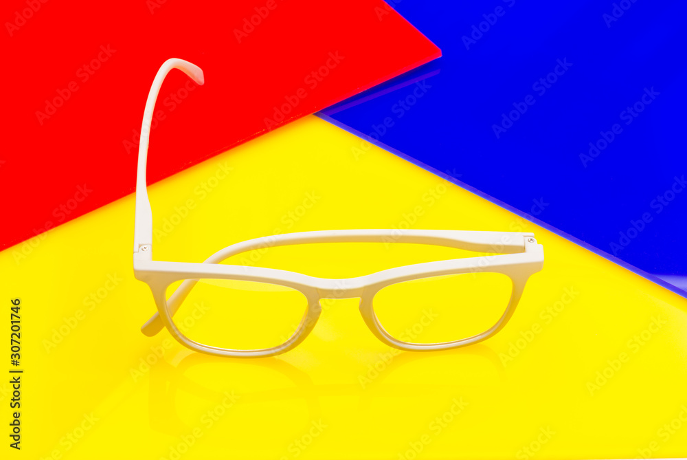 Gafas lentes graduadas; lentes de colores vivos Stock Photo | Adobe Stock