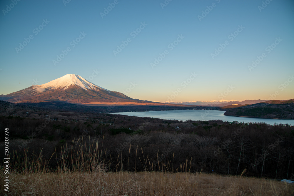 朝焼けの富士山と山中湖　引き