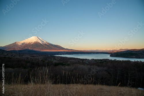 朝焼けの富士山と山中湖 引き