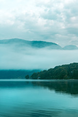Keuken achterwand Turquoise Mistige ochtend bij Lake Bohinj  © Bits and Splits