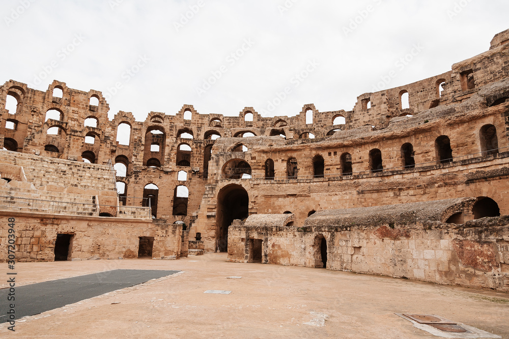 ruinas del anfiteatro romano de El Jem, Túnez. ruinas del anfiteatro romano de El Jem, Túnez.