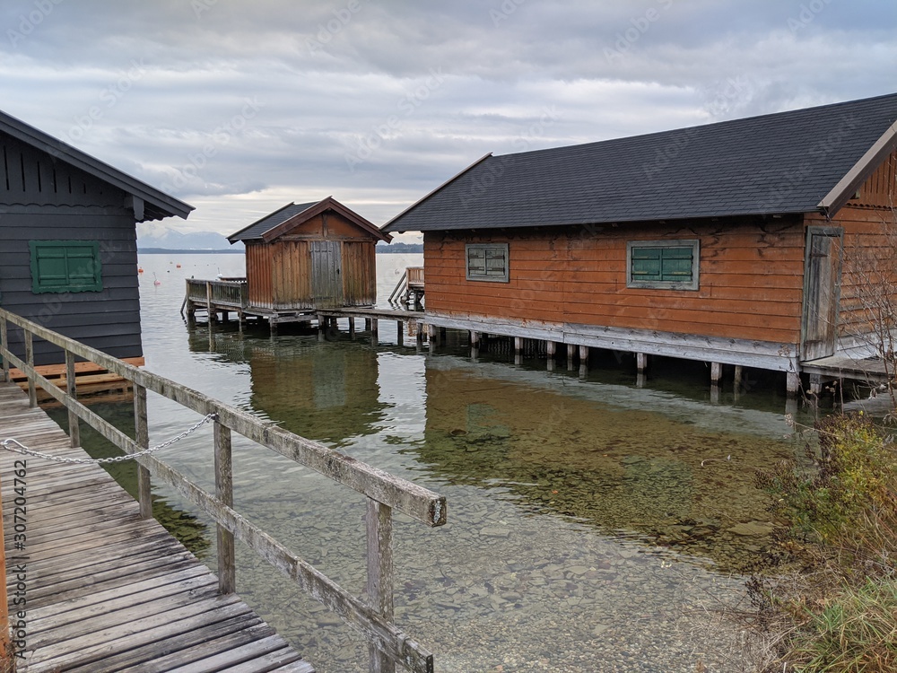 Bootshäuser am Starnberger See bei Tutzing in Bayern