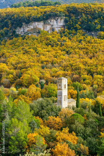 Obraz na płótnie Vue panoramique sur le foret automnal dans le parc national de Luberon, Provence, France. Prieuré Saint-Symphorien de Bonnieux w salonie