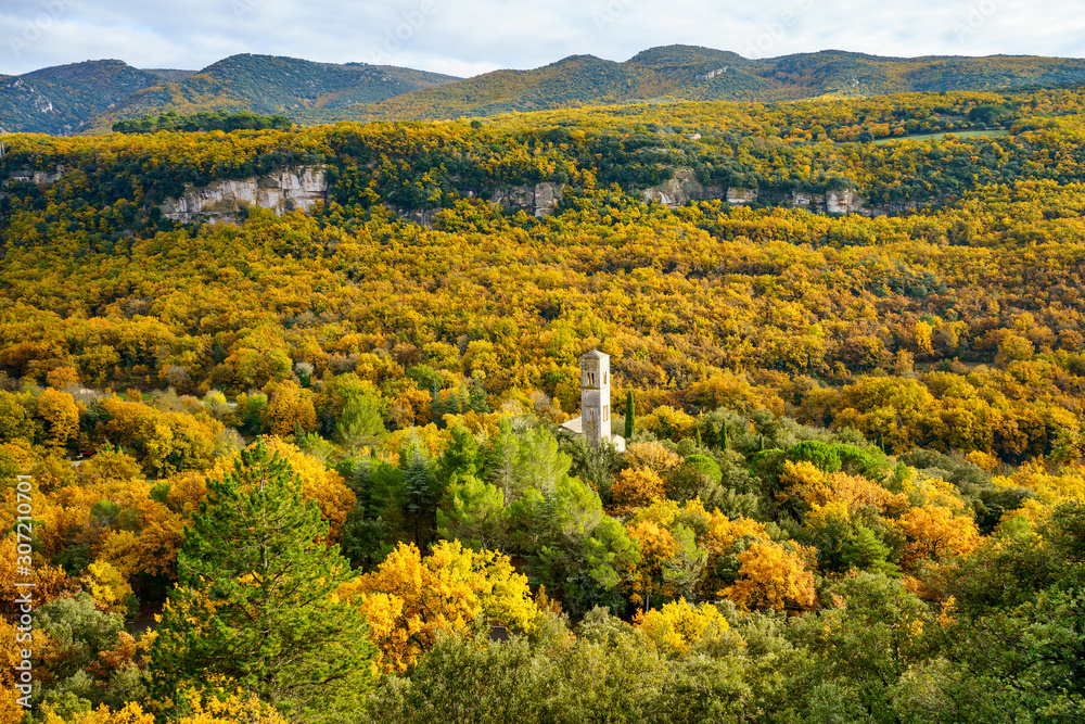 Vue panoramique sur le foret automnal dans le parc national de Luberon, Provence, France. Prieuré Saint-Symphorien de Bonnieux