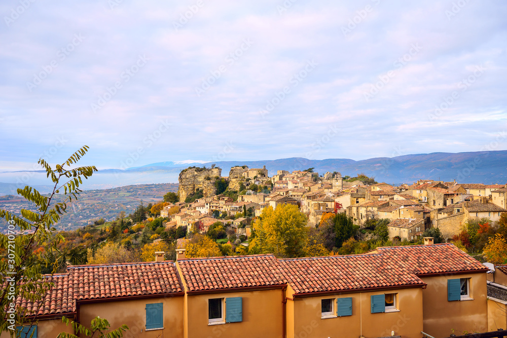 Vue panoramique sur le village de Saignon en automne, Provence, Luberon, France. Mont Ventoux enneigé en arrière-plan.