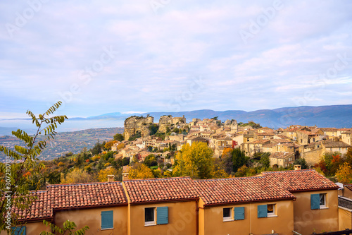 Obraz na płótnie Vue panoramique sur le village de Saignon en automne, Provence, Luberon, France. Mont Ventoux enneigé en arrière-plan. w salonie