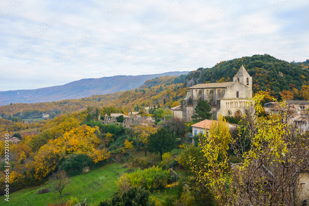 Vue panoramique sur l'église et le village Saignon, Provence, Luberon, France. 