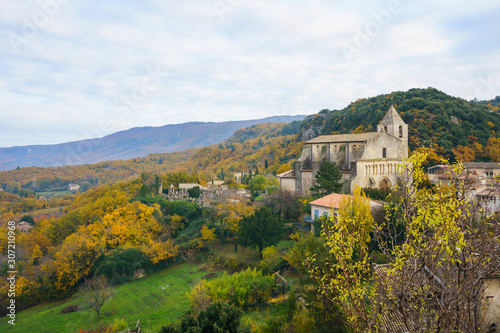 Obraz na płótnie Vue panoramique sur l'église et le village Saignon, Provence, Luberon, France. w salonie
