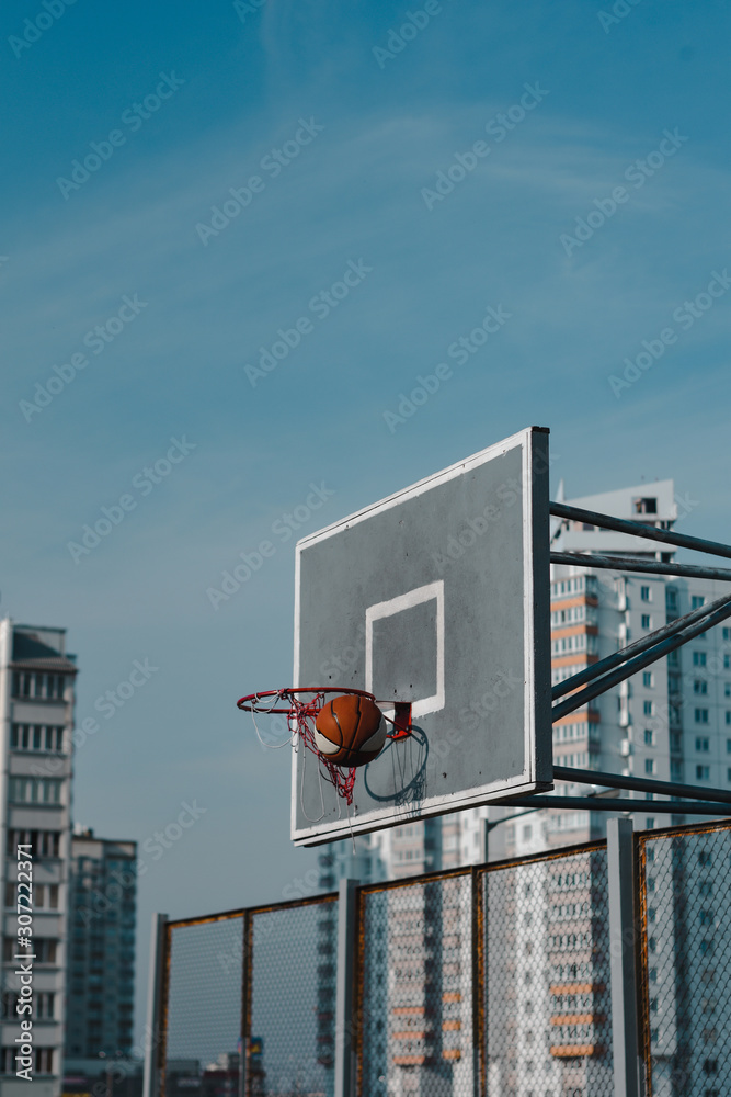 Obraz premium basketball hoop against blue sky