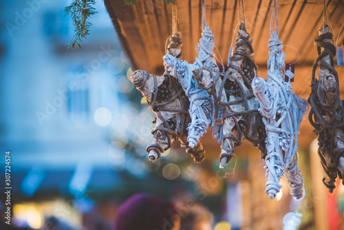 Weihnachtssterne auf einem Weihnachtsmarkt