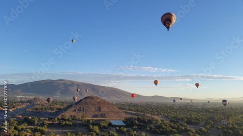 Eduardo Mace - Teotihuacan Pyramids with Hot Air Ballons