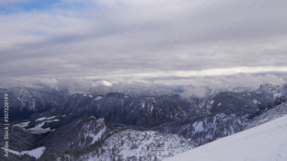 Hochfelln, Deutschland: Panorama auf den Wintersportort Ruhpolding vor dem Hintergrund des Berchdesgadener Land (Alpen)