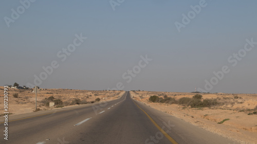 Route qui traverse le desert