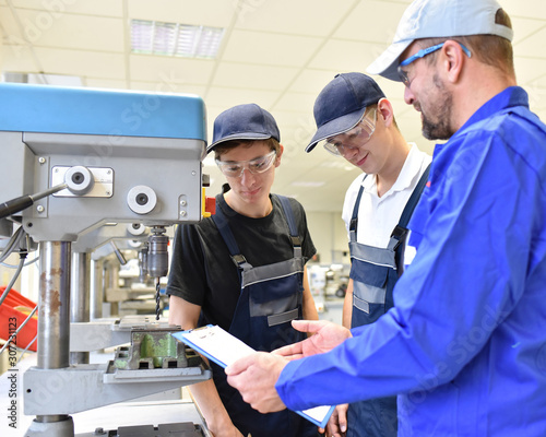 Photos Berufsausbildung Technik und Handwerk - Lehrlinge und Ausbilder an einer Borhmas