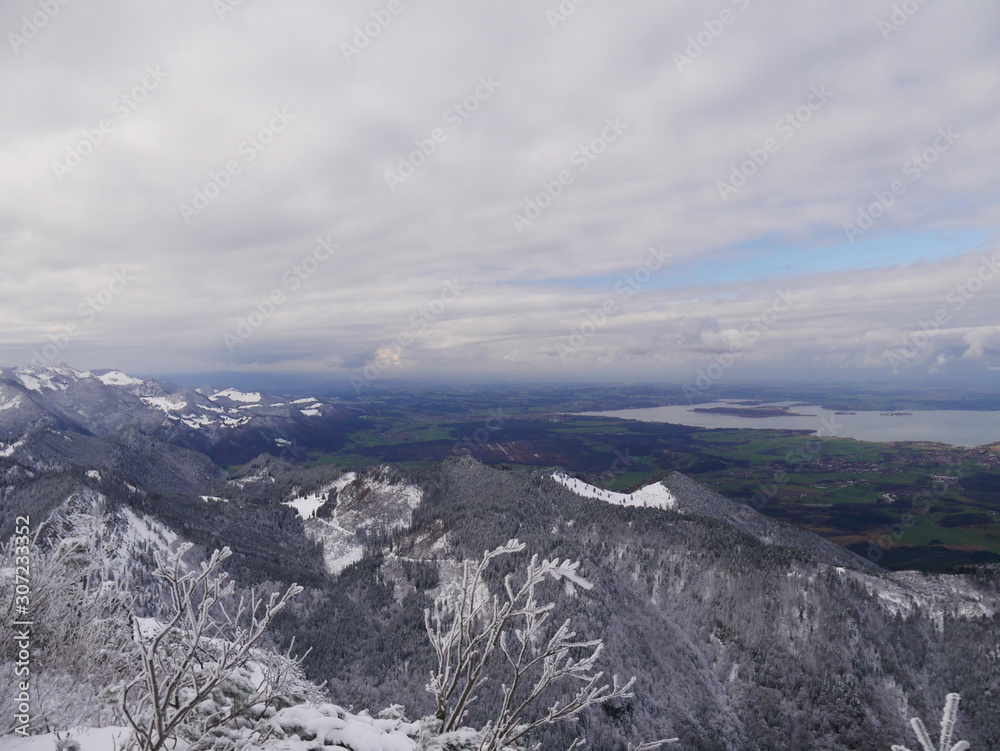 Obraz premium Hochfelln, Deutschland: Panorama über Alpen und den Chiemsee