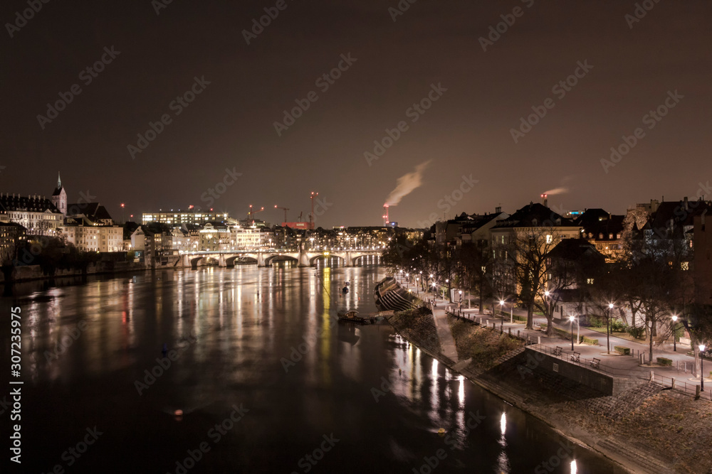 Der Basler Rhein bei Nacht