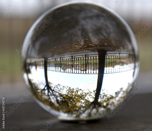 Brühlsche Terrasse gespiegelt in einer Glaskugel