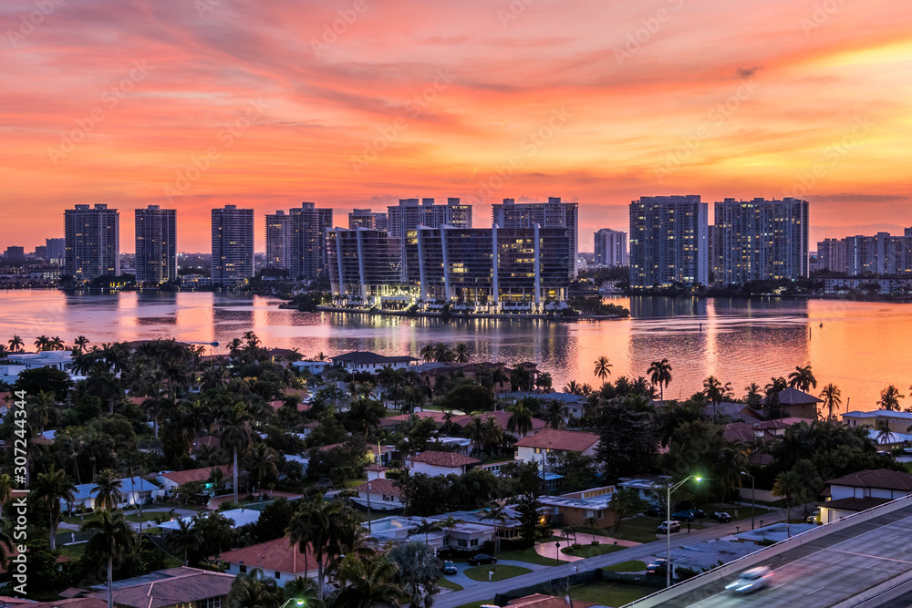Obraz premium Skyline of South Florida waterfront city at sunset
