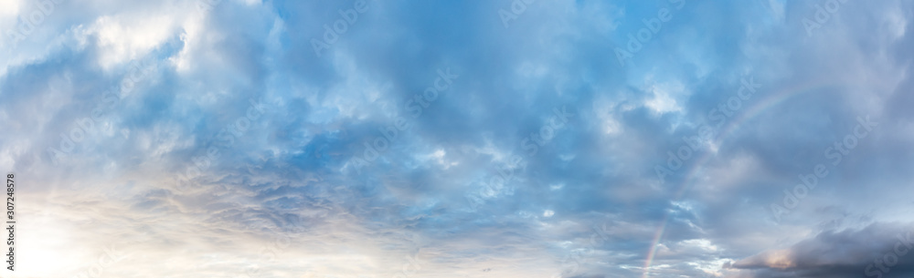 広がる雲に虹　ライト