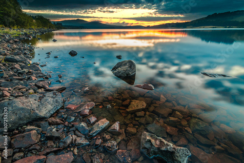 Cuadro en lienzo Beatiful sunset over the dam in Scotland highland, with rocks in foreground, lon