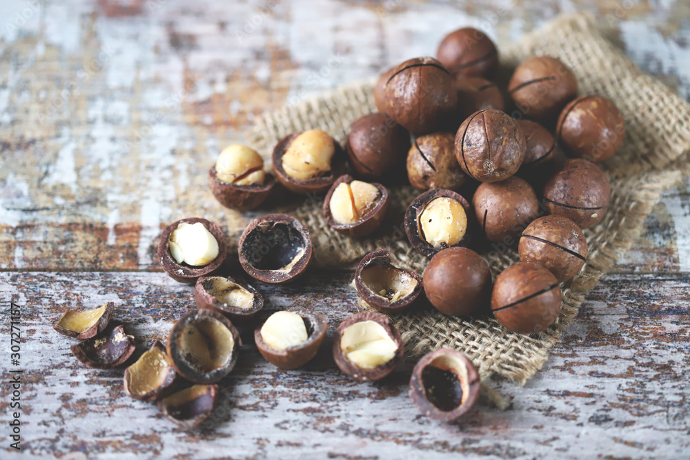 Obraz premium Selective focus. Macadamia nuts The hardest nuts in the world. Keto diet. Keto snack.