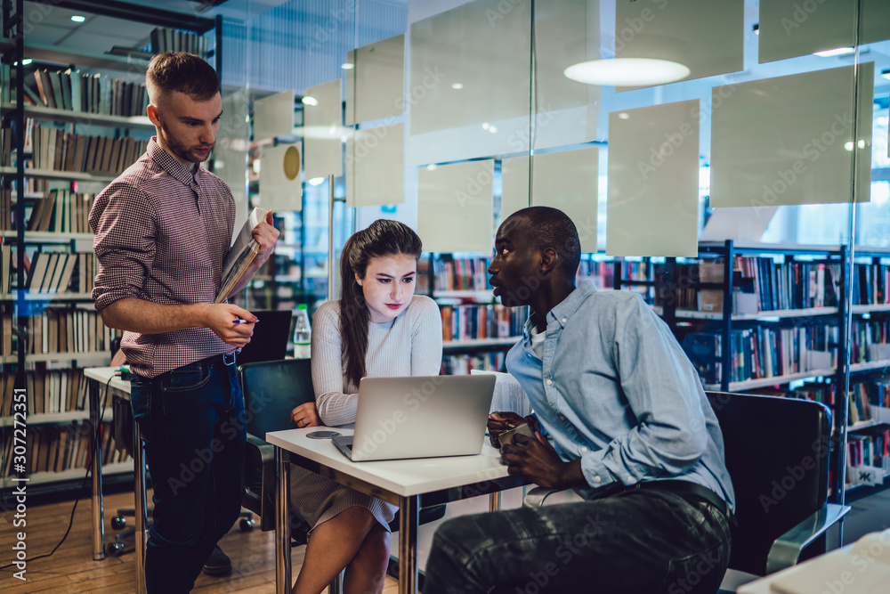 Obraz premium Multiethnic students studying in library