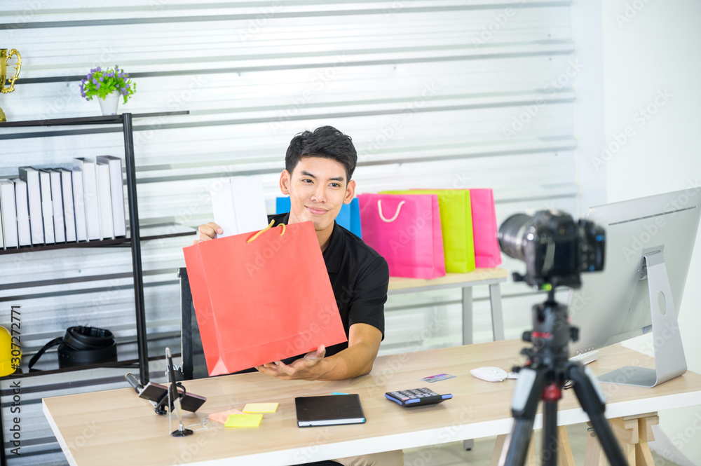 vlogger working for online marketing vlogger working for online marketing