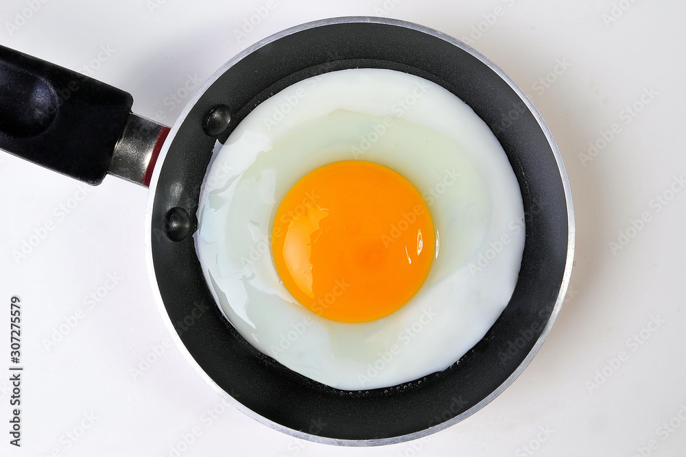 huevo cocinándoselas en una sartén huevo cocinándoselas en una sartén