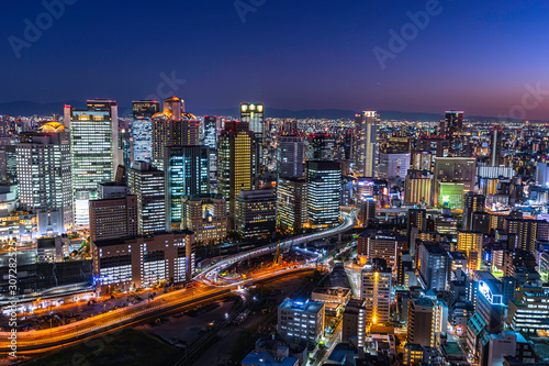 日本、ライトアップされた大阪の街の夜景 © ホセさん