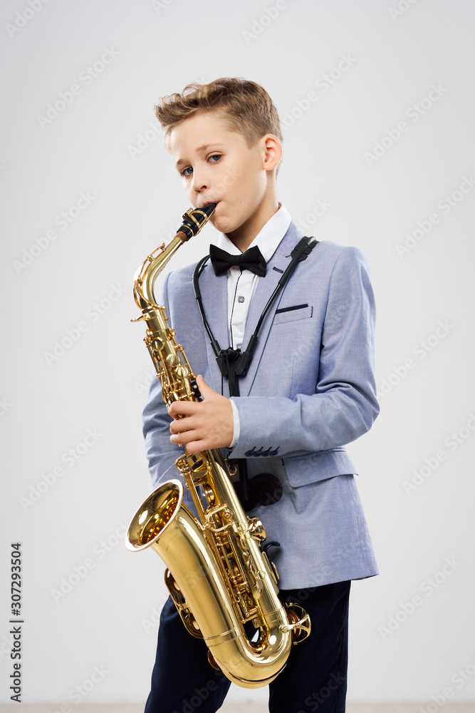 Naklejka premium man playing the saxophone
