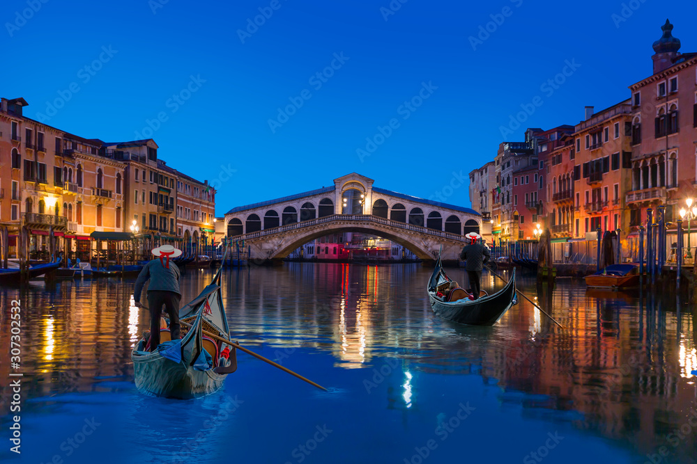 Obraz premium Gondola near Rialto Bridge in Venice, Italy