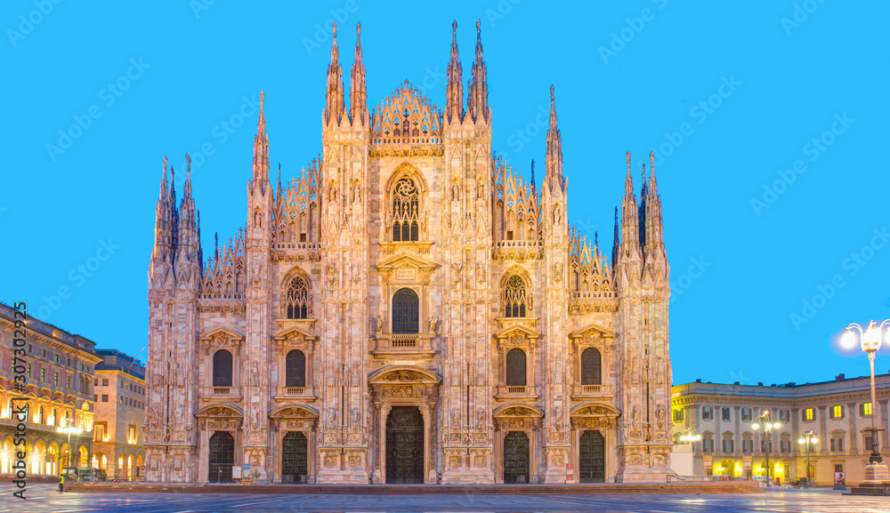 Fototapeta premium Katedra w Mediolanie - (Katedra w Mediolanie) i Piazza del Duomo w Mediolanie)