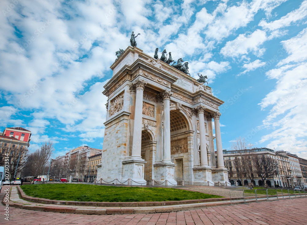 Obraz premium Arch of Peace - Arco della pace in the gardens of parco Sempione, Milan, Italy