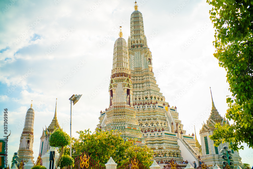 Fototapeta premium Wat arun ratchawararam buddhist temple against blue sky with cloud