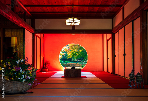 秋の鎌倉　明月院　悟りの窓