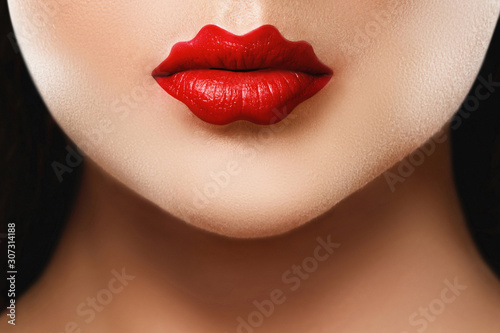 New lip filler trend - Devil lips