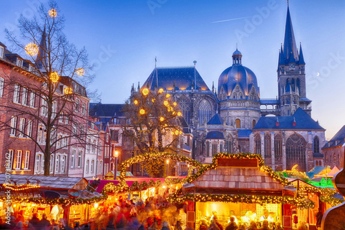 Weihnachtsmarkt rund um das Rathaus in Aachen photo