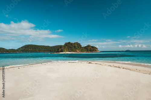 Fototapeta Naklejka Na Ścianę i Meble -  Philippines El nido , Palawan white sand beach without people, blue sky , turquoise water.