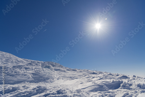 熊野岳の山肌と太陽