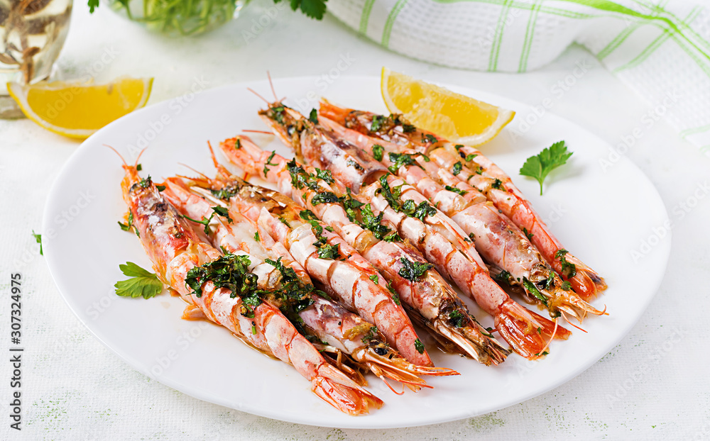 Grilled wild Argentinian red shrimps/prawns with parsley, oil, garlic and lemon. Delicious food. Keto / Paleo Diet.