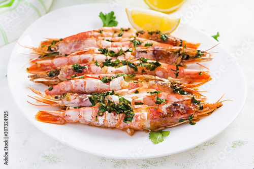 Grilled wild Argentinian red shrimps/prawns with parsley, oil, garlic and lemon. Delicious food. Keto / Paleo Diet.