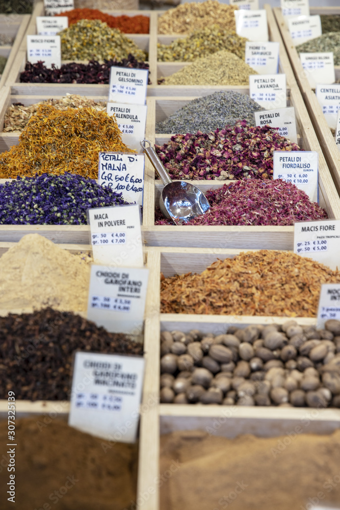 Fototapeta premium Erbe e spezie per aromatizzare pietanze