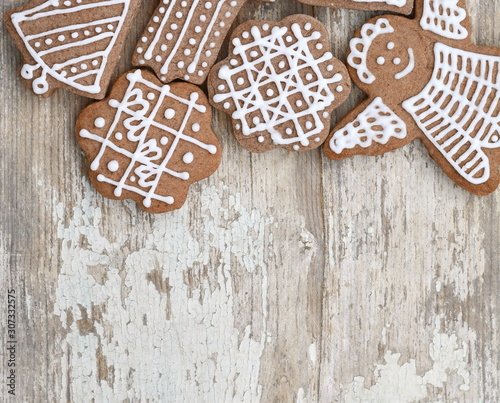 Domestic gingerbread of various forms on rustic wooden table.