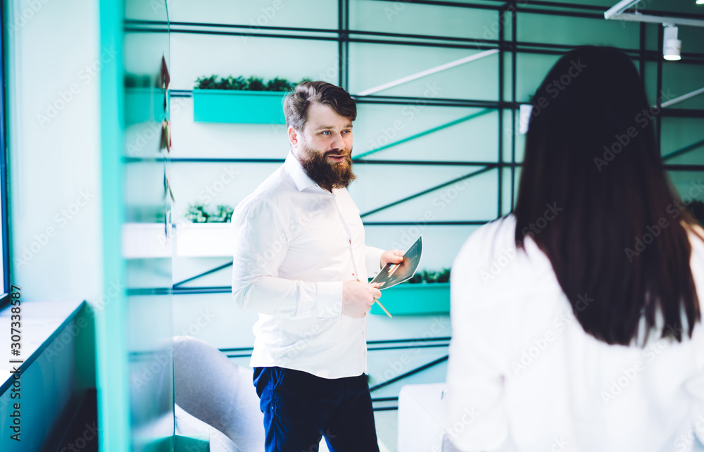 Obraz premium Bearded businessman with documents in office