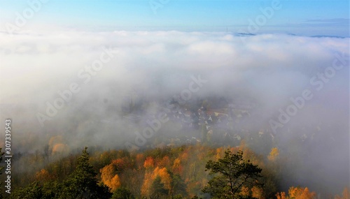 Ortschaft im Nebel