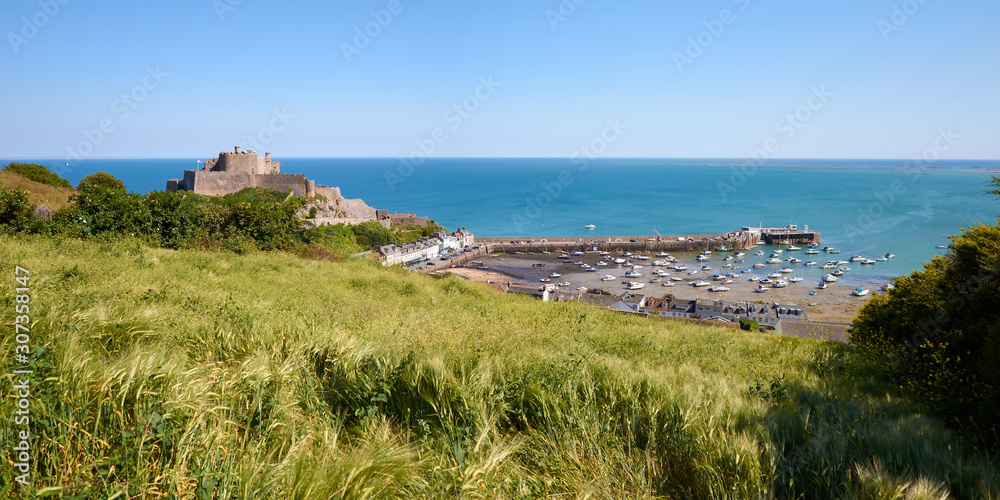 Fototapeta premium Mont Orgueil Castle and Gorey harbour at low tide