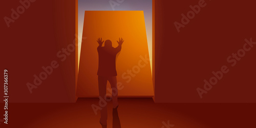 Concept de l’évasion et de la liberté, avec un homme qui trouve une issue pour s’échapper de sa prison, en poussant un mur il découvre la lumière.