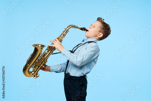 Carta da parati boy with saxophone