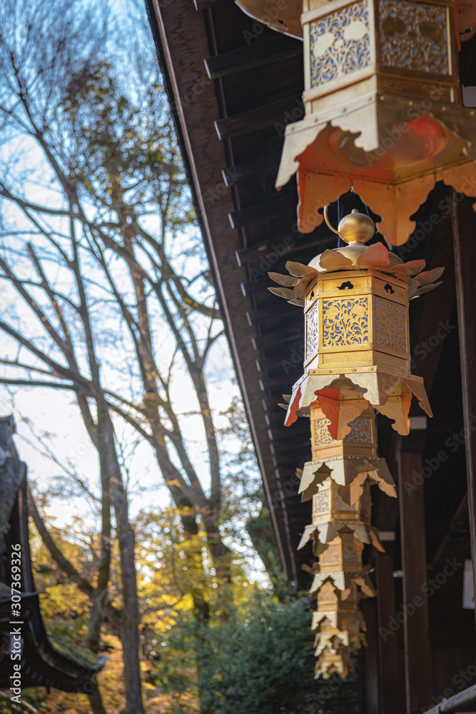 京都 上賀茂神社 黄金の吊り灯籠 Stock-Foto | Adobe Stock